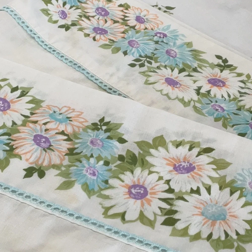 🩵 Pequot vintage twin fitted sheet with two standard pillowcases